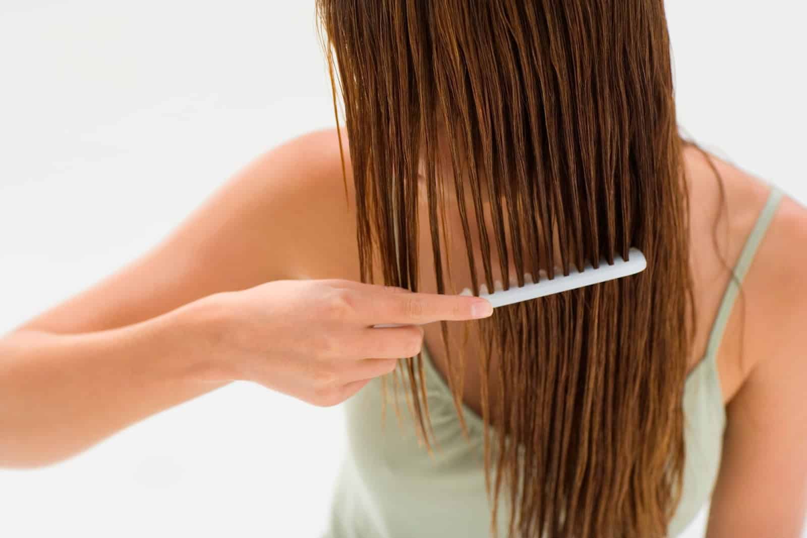 detangling hair with comb